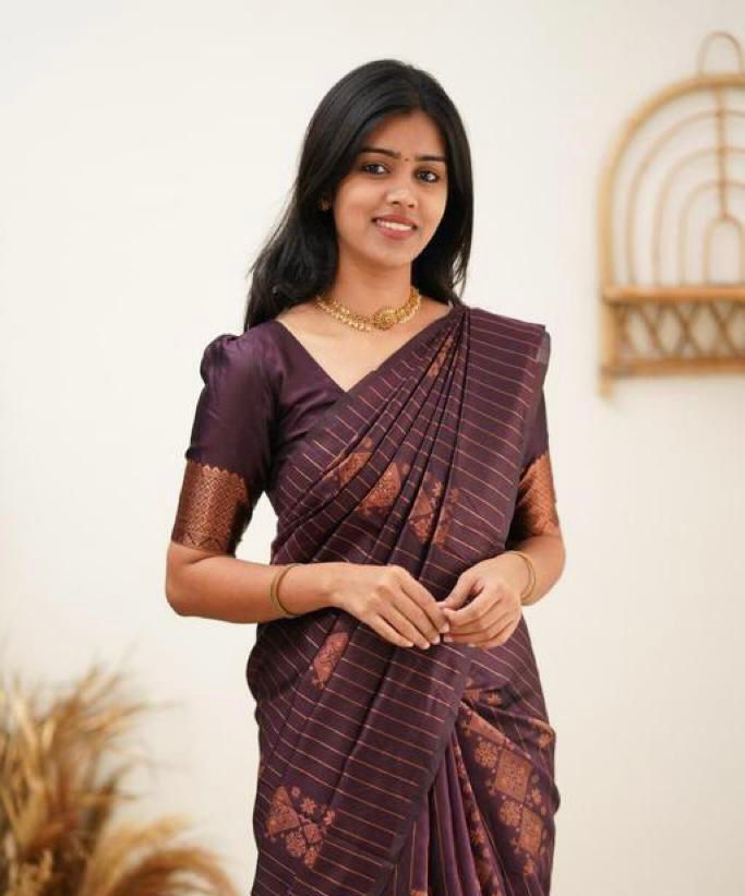 THIS GORGEOUS SILK SAREE MAKES IT EXTREMELY STUNNING WEAVES