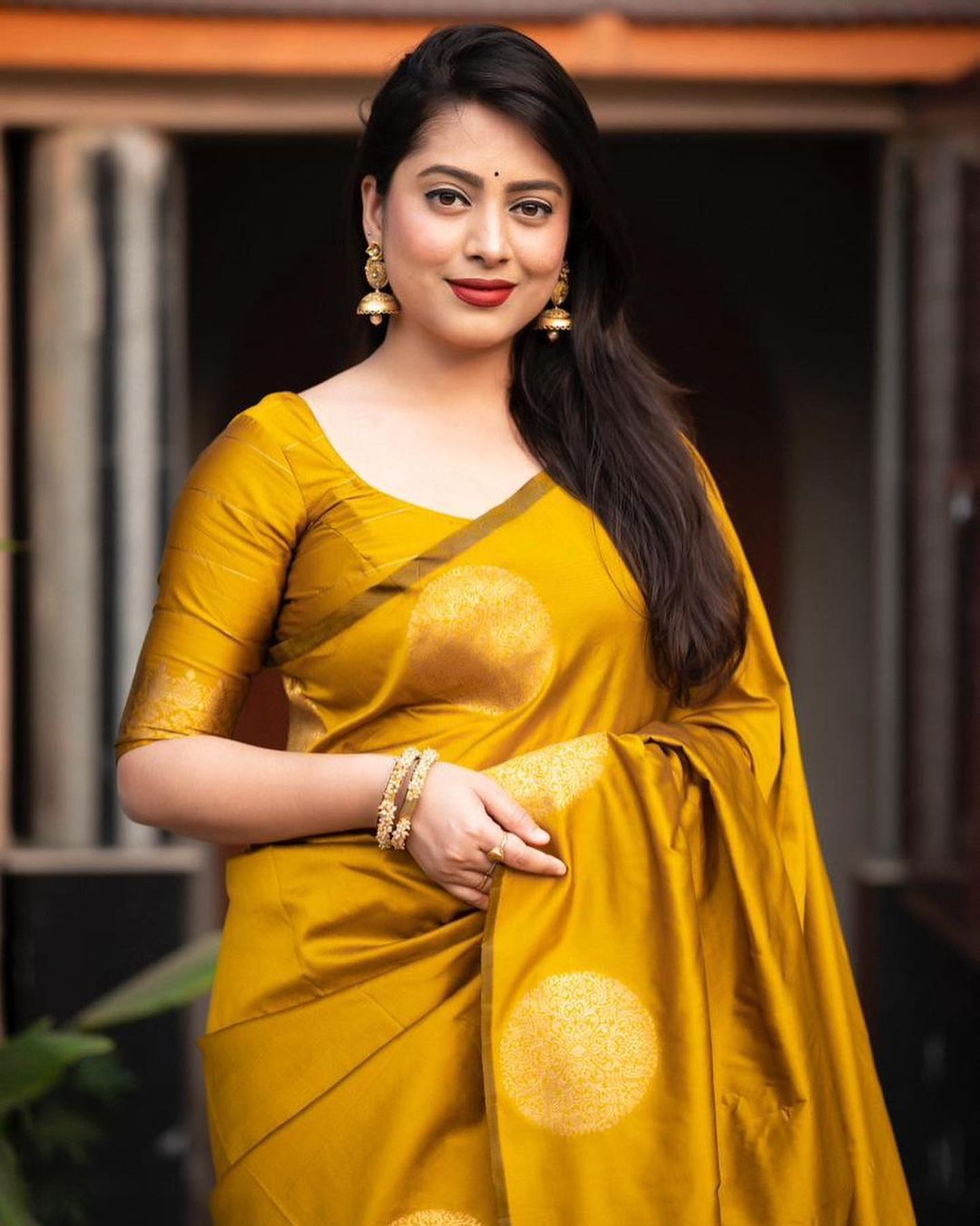 THE BANARASI SAREEIS MADE UP OF SILK THREADS WOVEN USING