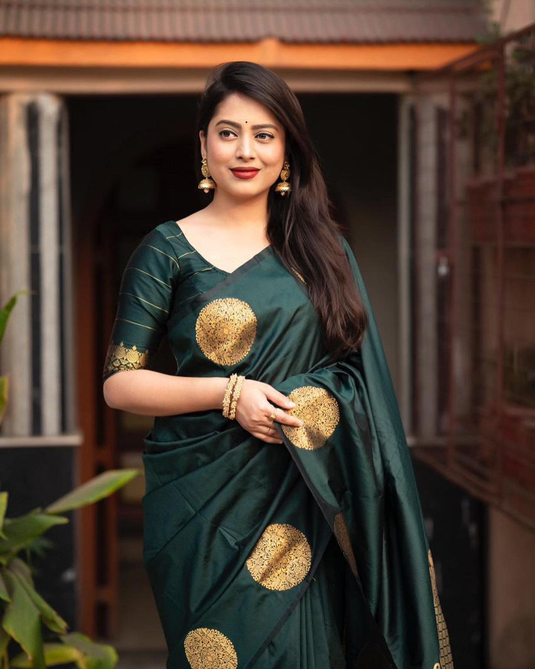 THE BANARASI SAREEIS MADE UP OF SILK THREADS WOVEN USING