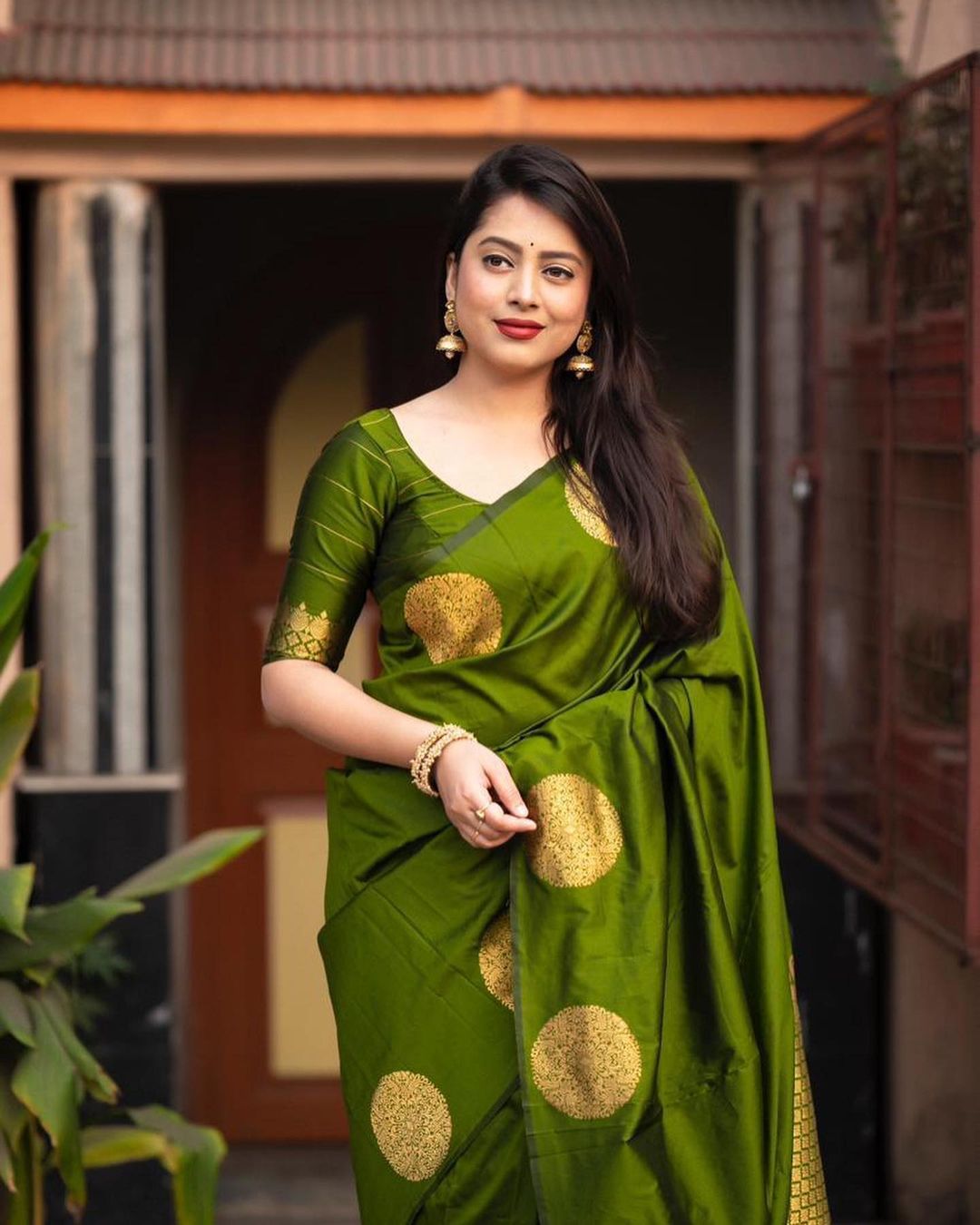 THE BANARASI SAREEIS MADE UP OF SILK THREADS WOVEN USING