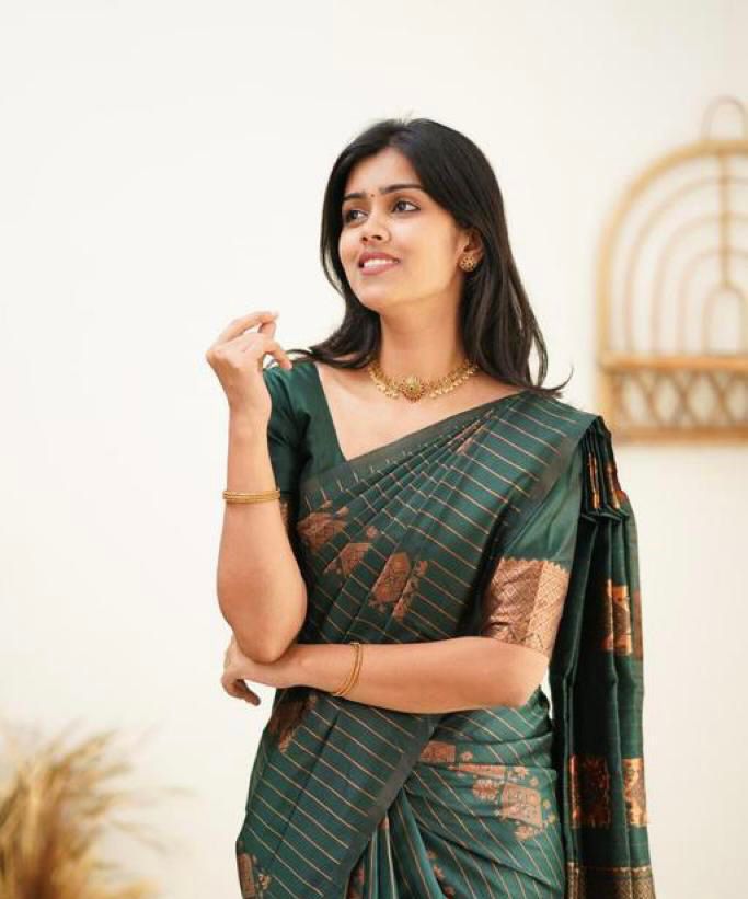 THIS GORGEOUS SILK SAREE MAKES IT EXTREMELY STUNNING WEAVES