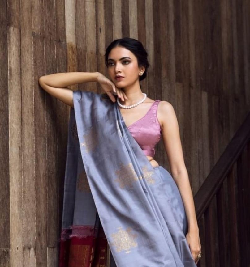 THE BANARASI SAREEIS MADE UP OF SILK THREADS WOVEN USING