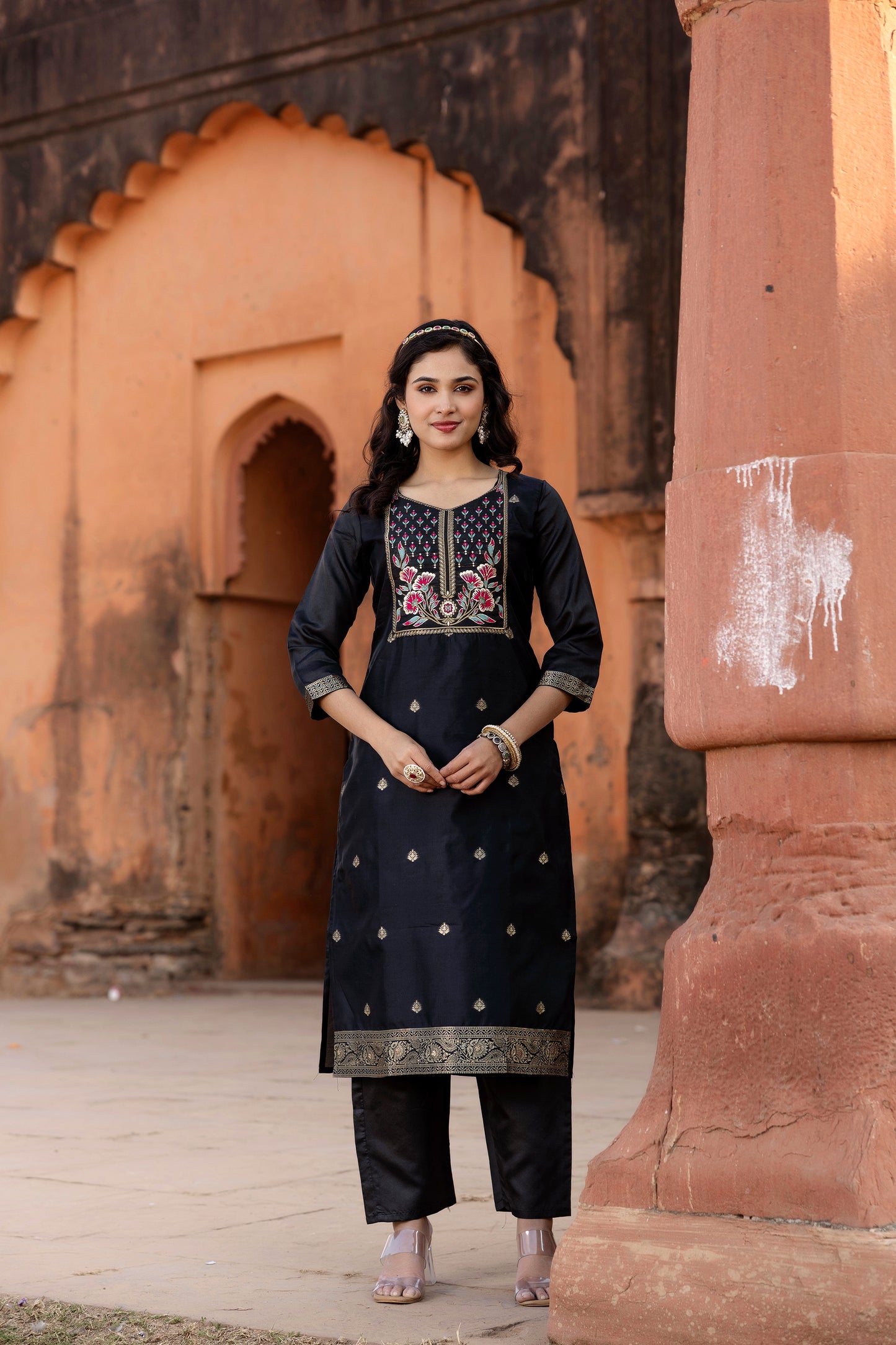 BLACK COLOURED TREDITIONAL WEAR KURTA SET