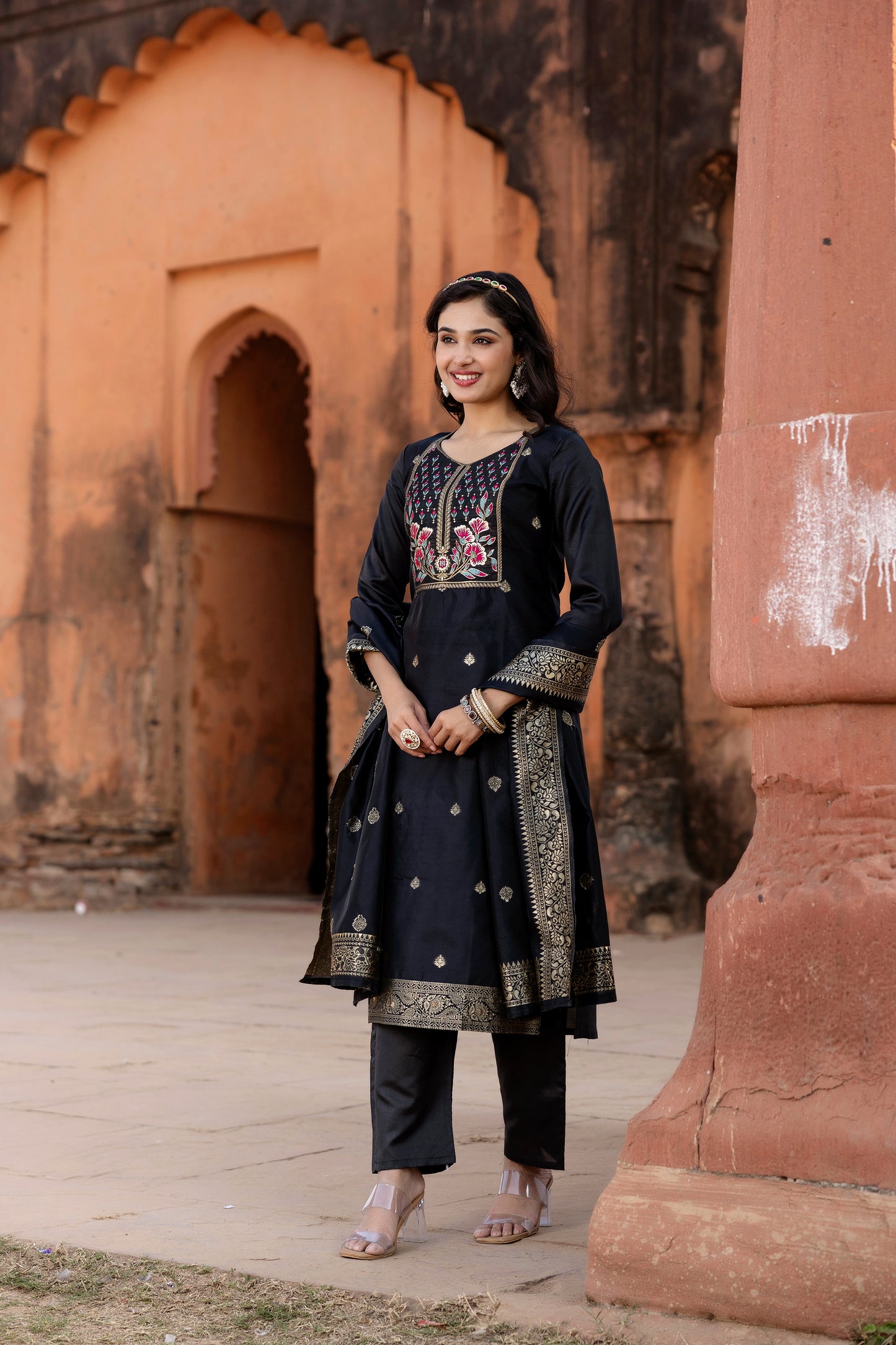 BLACK COLOURED TREDITIONAL WEAR KURTA SET