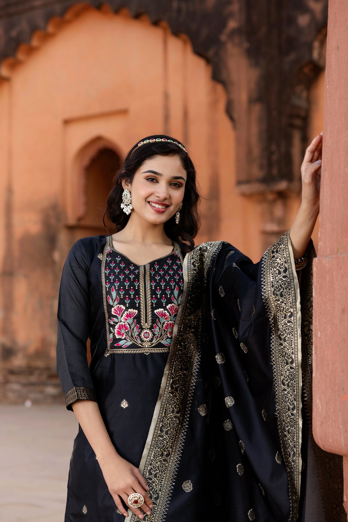 BLACK COLOURED TREDITIONAL WEAR KURTA SET
