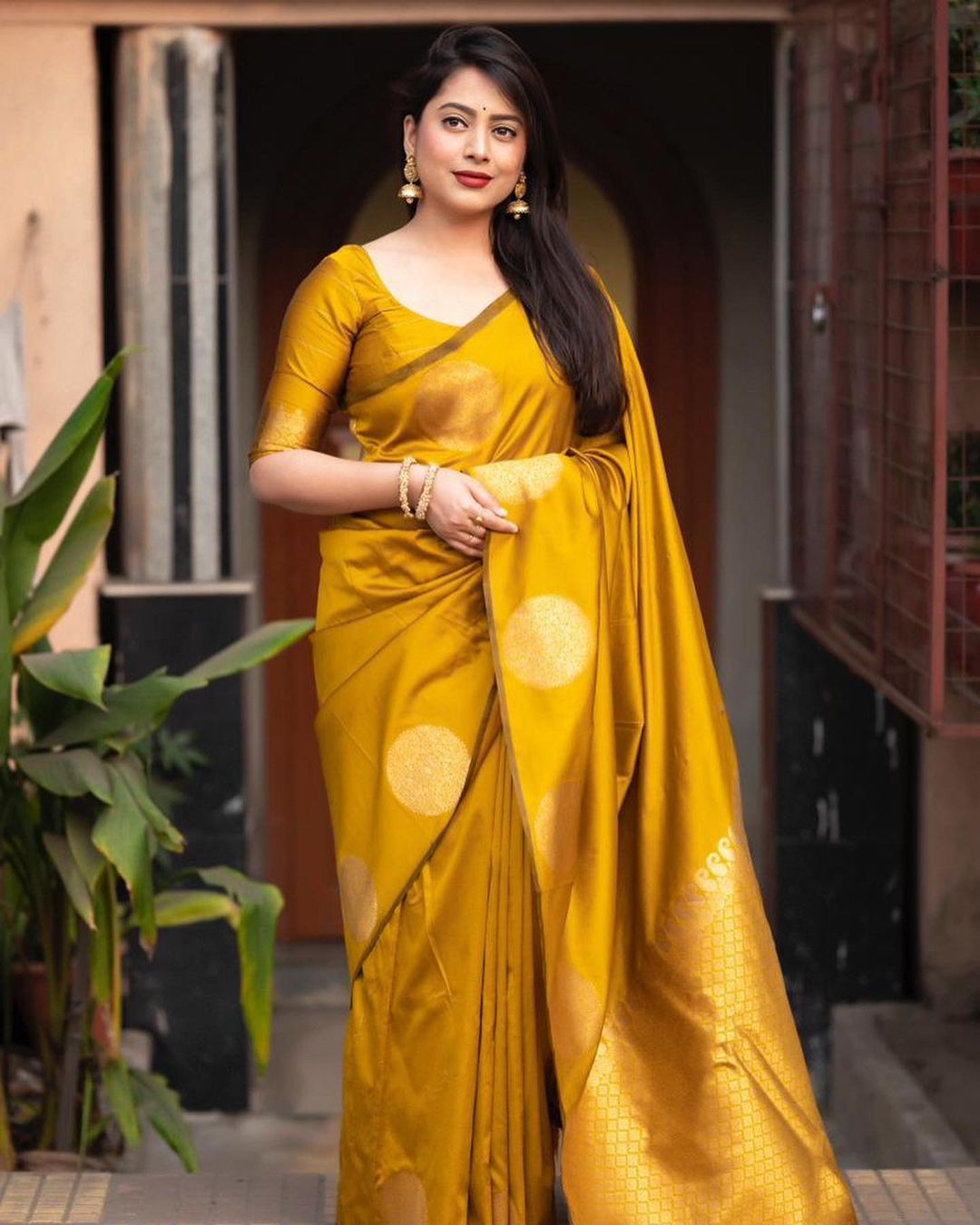 THE BANARASI SAREEIS MADE UP OF SILK THREADS WOVEN USING