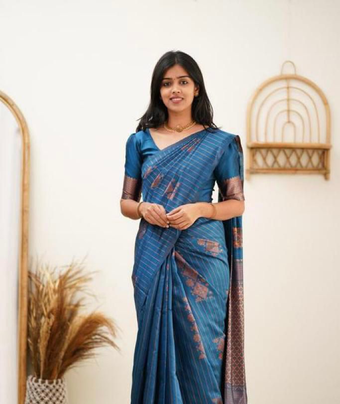 THIS GORGEOUS SILK SAREE MAKES IT EXTREMELY STUNNING WEAVES