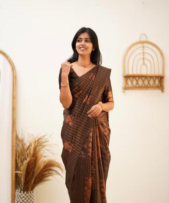 THIS GORGEOUS SILK SAREE MAKES IT EXTREMELY STUNNING WEAVES