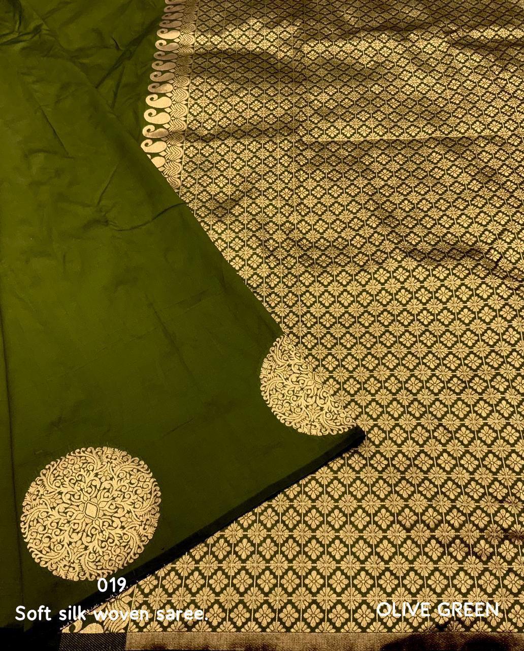 THE BANARASI SAREEIS MADE UP OF SILK THREADS WOVEN USING