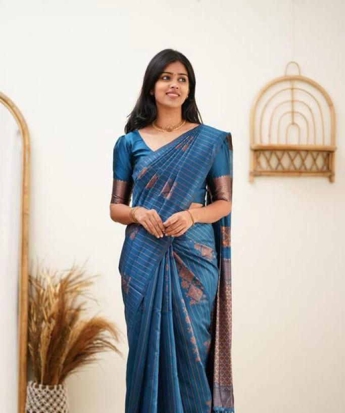 THIS GORGEOUS SILK SAREE MAKES IT EXTREMELY STUNNING WEAVES