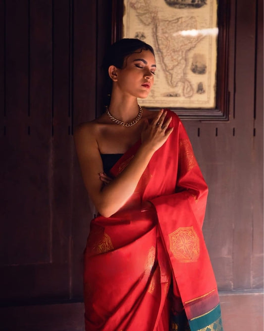 THE BANARASI SAREEIS MADE UP OF SILK THREADS WOVEN USING