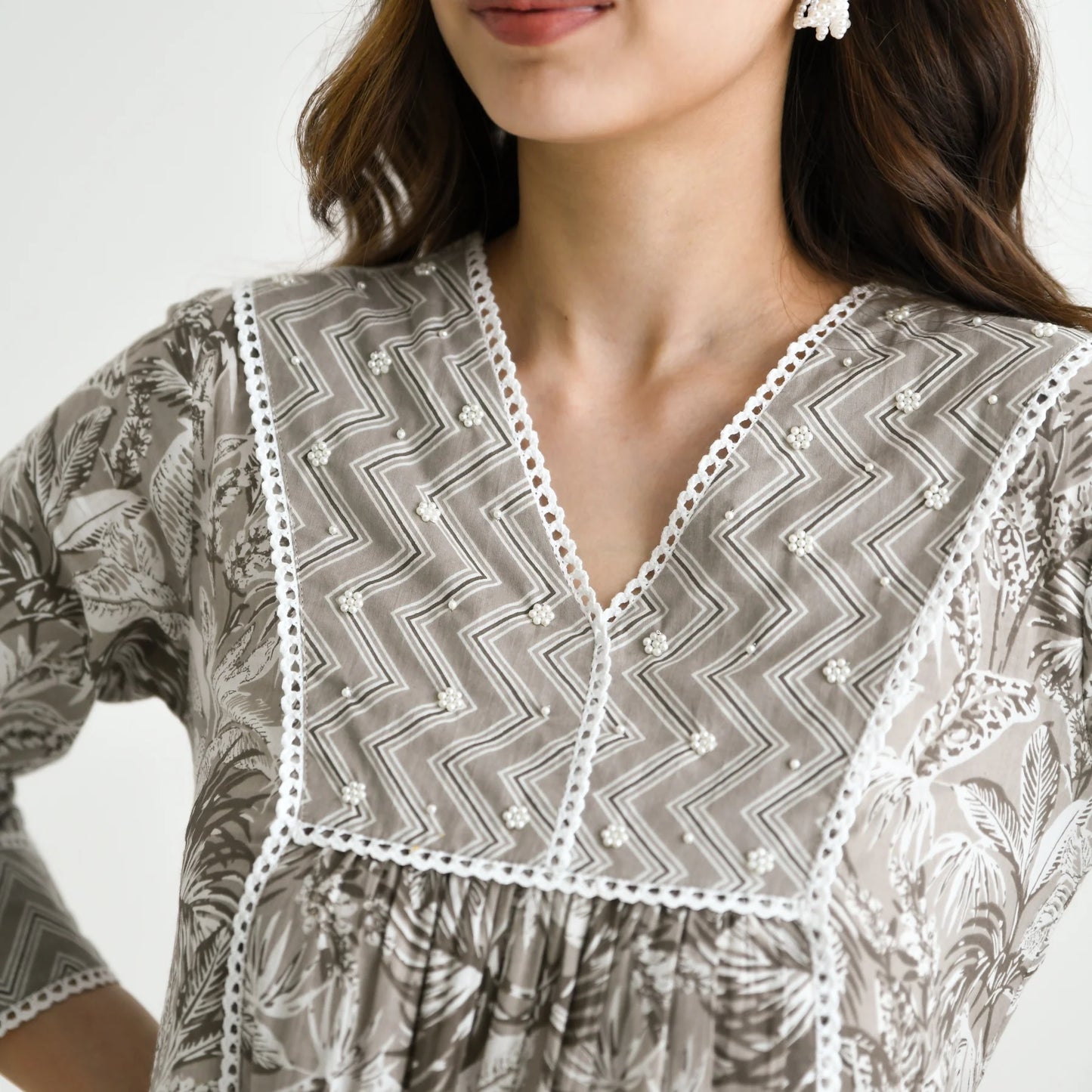 MOTI GREY COLOURED WOMEN'S RAYON SLUB LACE WORK KURTA WITH PANT SET