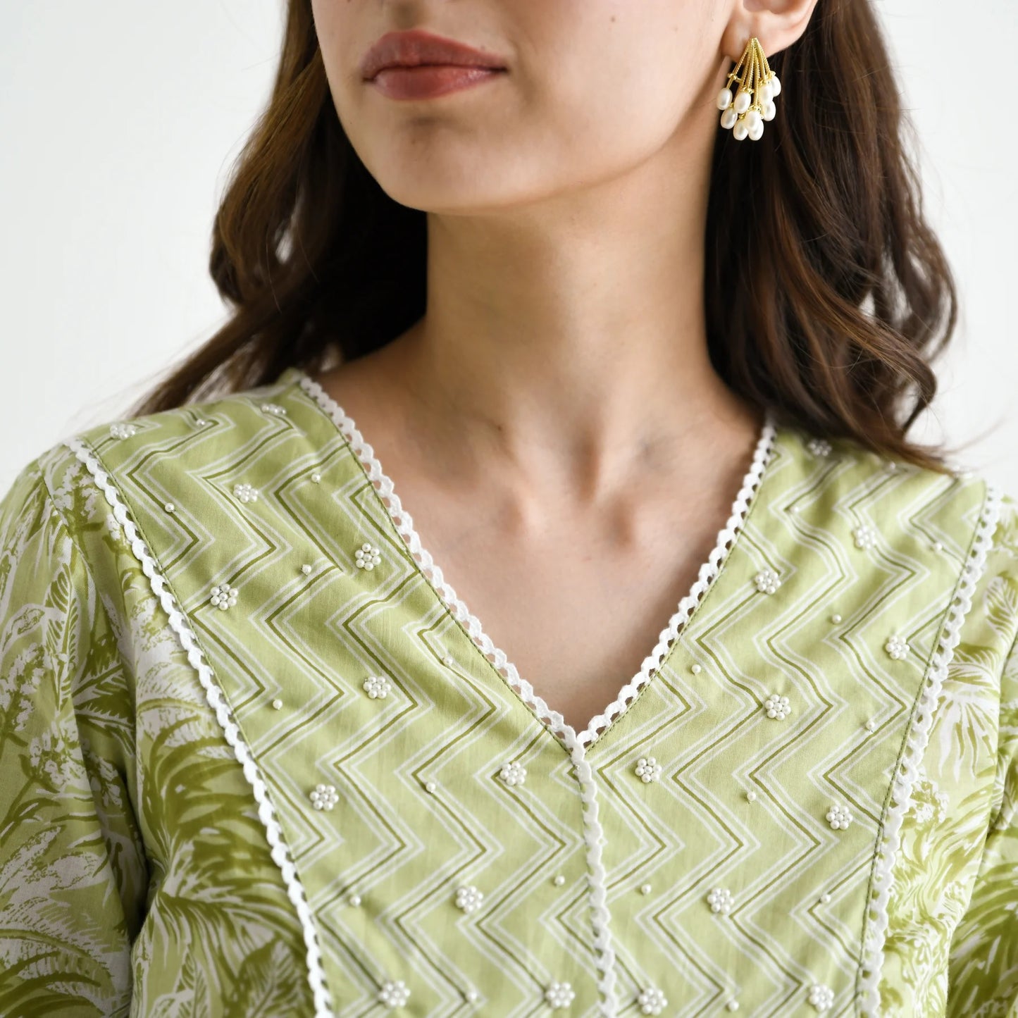 MOTI LEMON GREEN COLOURED WOMEN'S RAYON SLUB LACE WORK KURTA WITH PANT SET