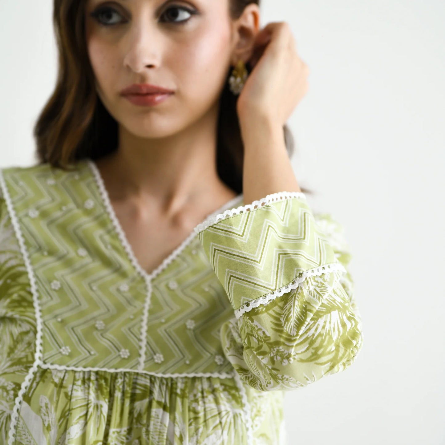 MOTI LEMON GREEN COLOURED WOMEN'S RAYON SLUB LACE WORK KURTA WITH PANT SET