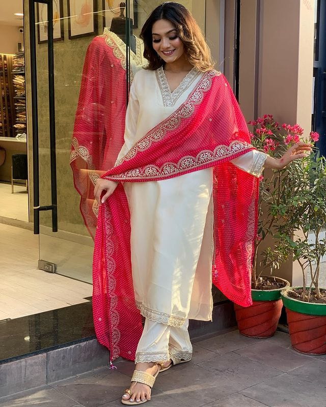 PANCHHI WHITE COLOURED WOMEN'SCHANDERI EMBROIDERED KURTA WITH PANT DUPATTA SET