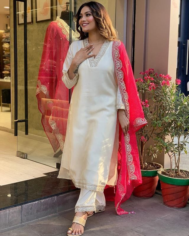 PANCHHI WHITE COLOURED WOMEN'SCHANDERI EMBROIDERED KURTA WITH PANT DUPATTA SET