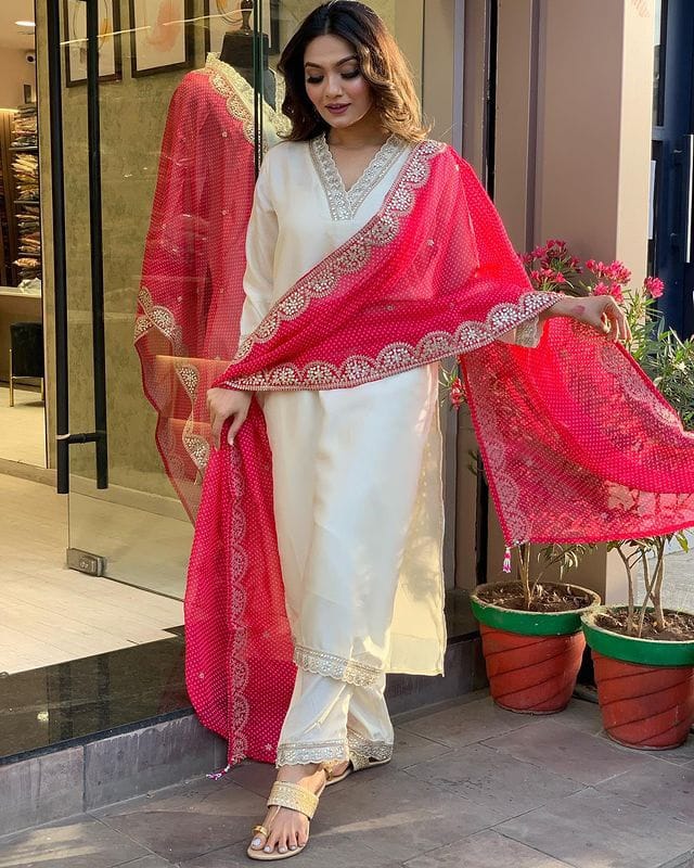 PANCHHI WHITE COLOURED WOMEN'SCHANDERI EMBROIDERED KURTA WITH PANT DUPATTA SET