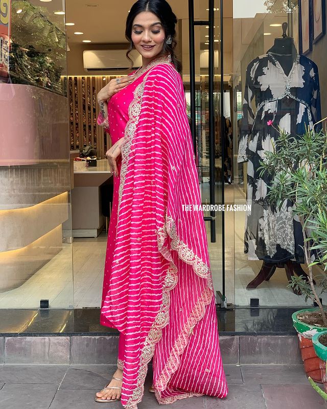 SNAPINSTA PINK COLOURED WOMEN'S VISCOSE EMBROIDERED KURTA WITH PANT DUPATTA SET
