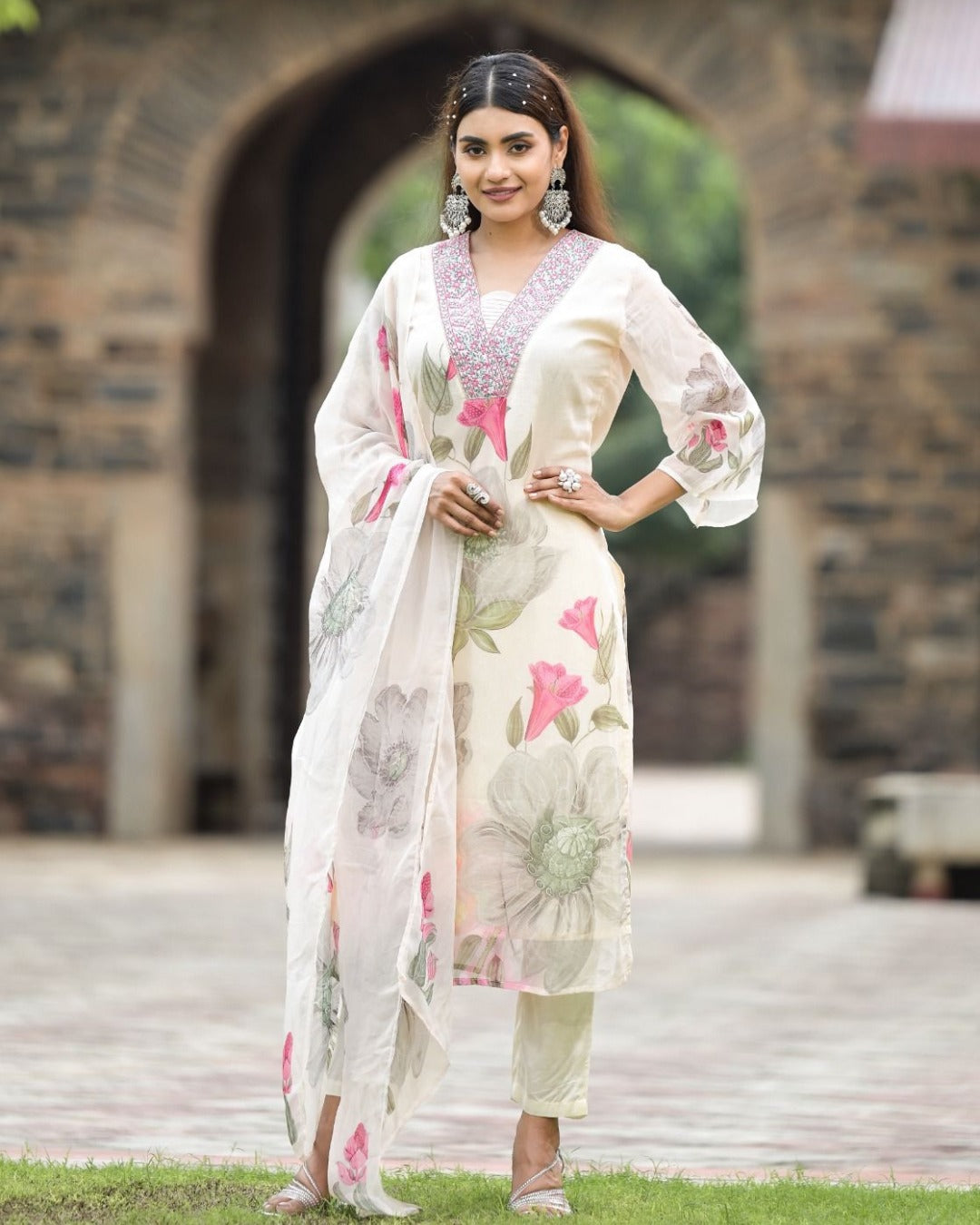 SONIKA WHITE COLOURED WOMEN'S GEORGETTE EMBROIDERED KURTA WITH PANT DUPATTA SET