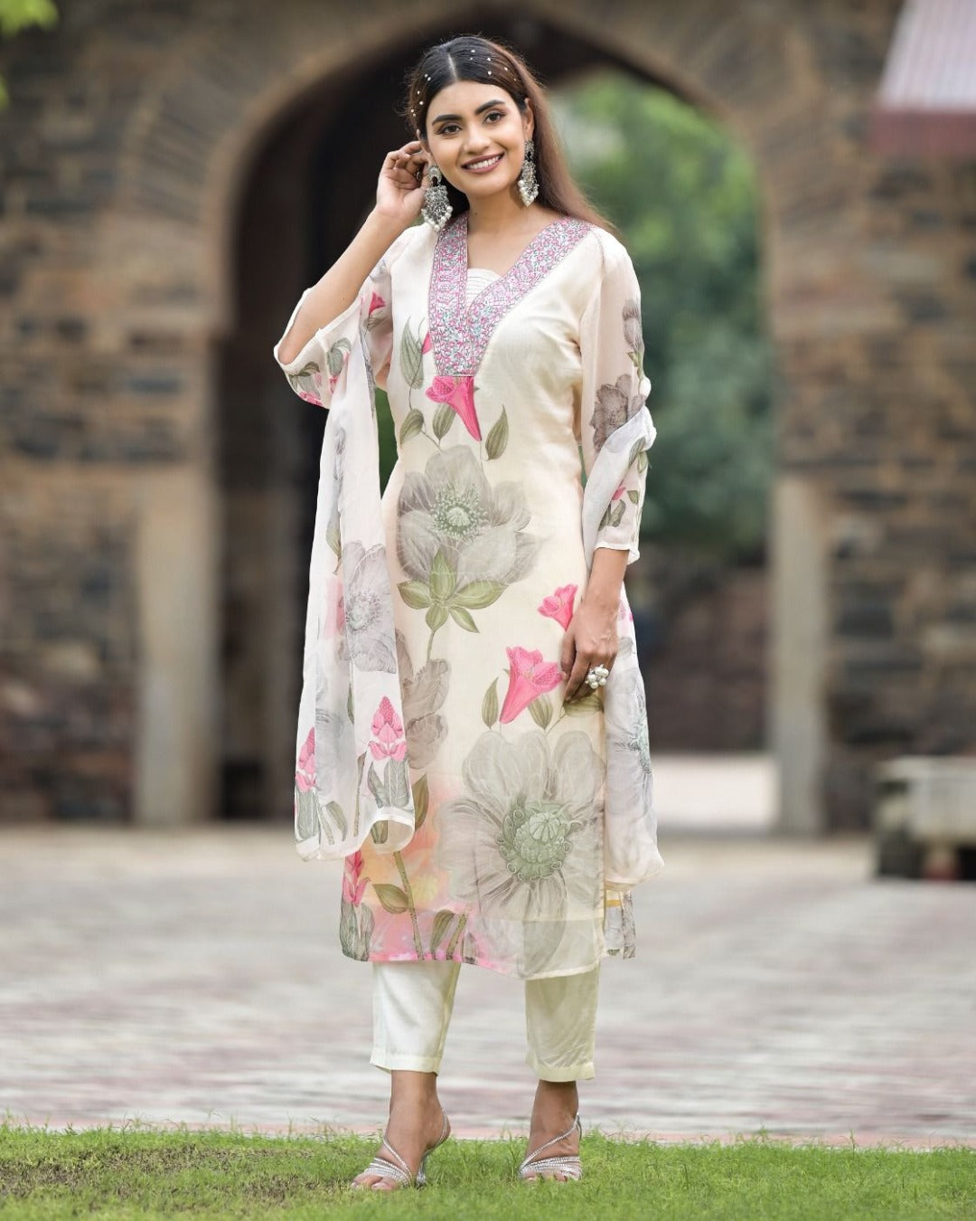 SONIKA WHITE COLOURED WOMEN'S GEORGETTE EMBROIDERED KURTA WITH PANT DUPATTA SET