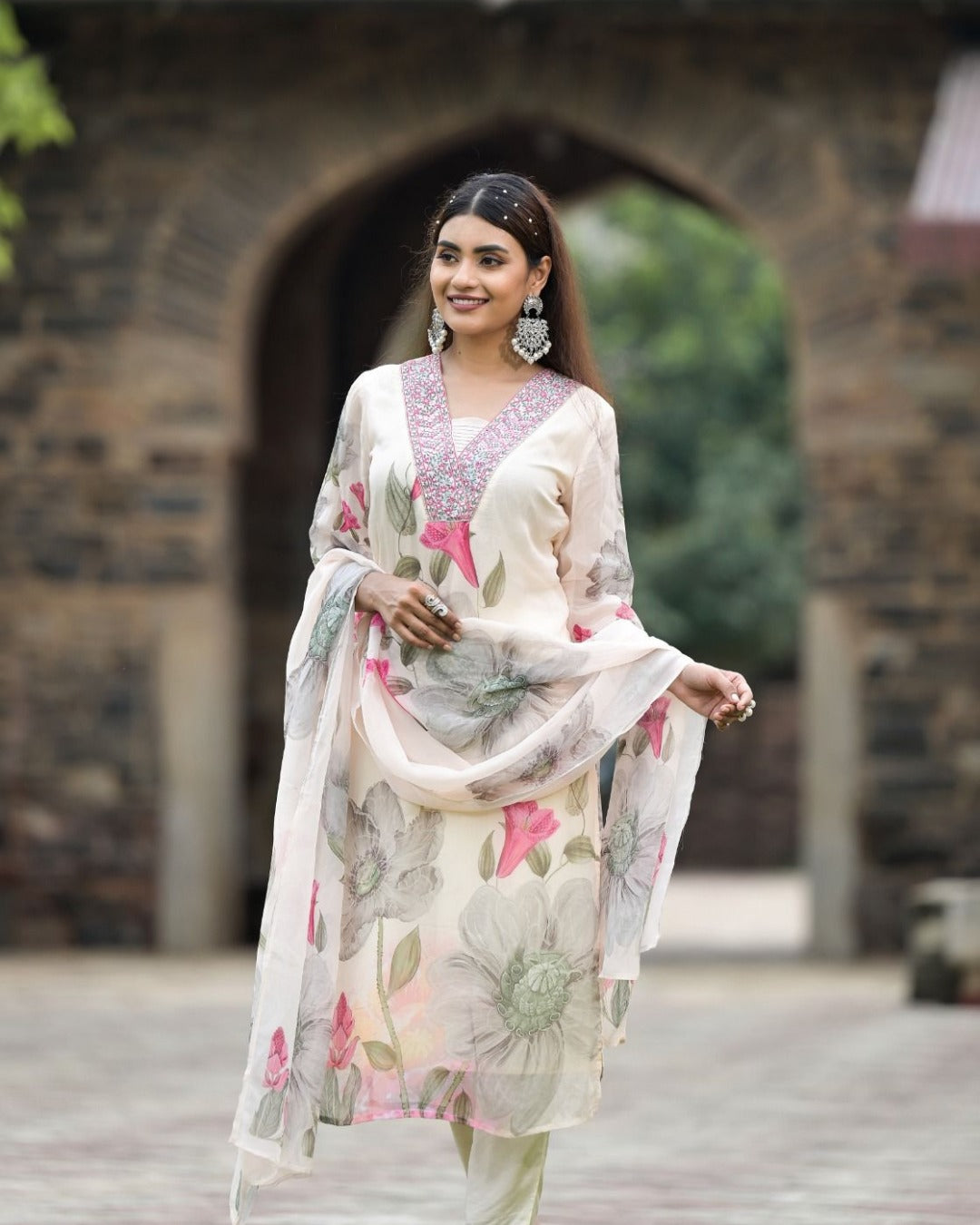 SONIKA WHITE COLOURED WOMEN'S GEORGETTE EMBROIDERED KURTA WITH PANT DUPATTA SET