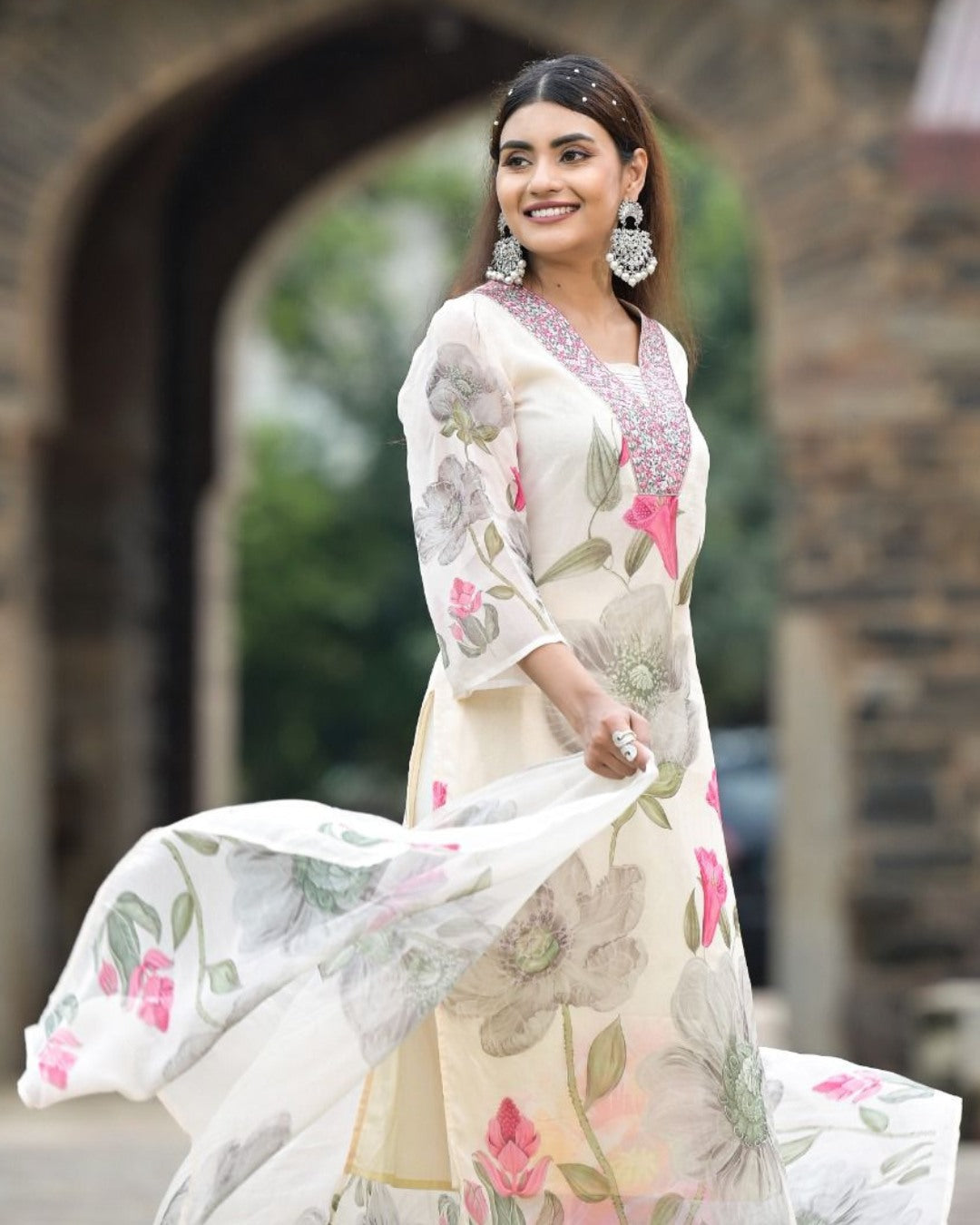 SONIKA WHITE COLOURED WOMEN'S GEORGETTE EMBROIDERED KURTA WITH PANT DUPATTA SET