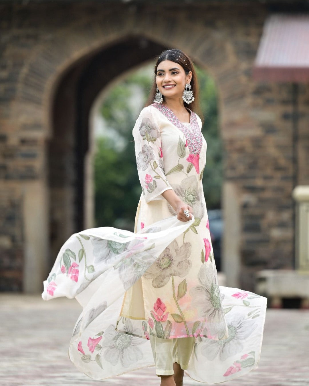 SONIKA WHITE COLOURED WOMEN'S GEORGETTE EMBROIDERED KURTA WITH PANT DUPATTA SET