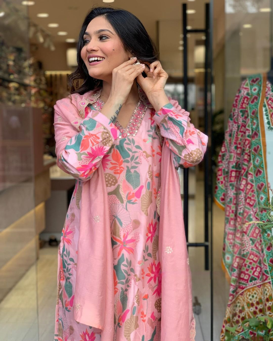 LIGHAT PINK COLOURED WOMEN'S COTTON EMBROIDERED KURTA WITH PANT DUPATTA SET
