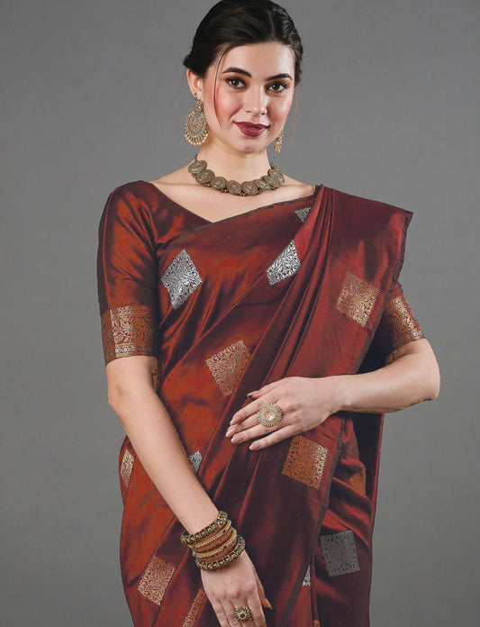 THE BANARASI SAREEIS MADE UP OF SILK THREADS WOVEN USING
