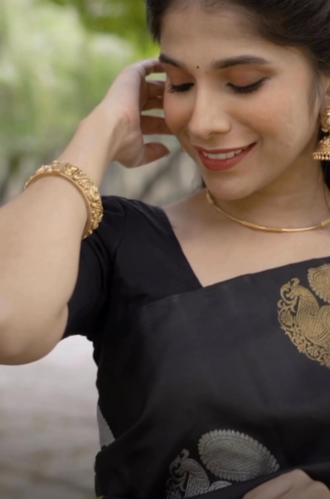 Floral Zari Silk Blend Banarasi Saree