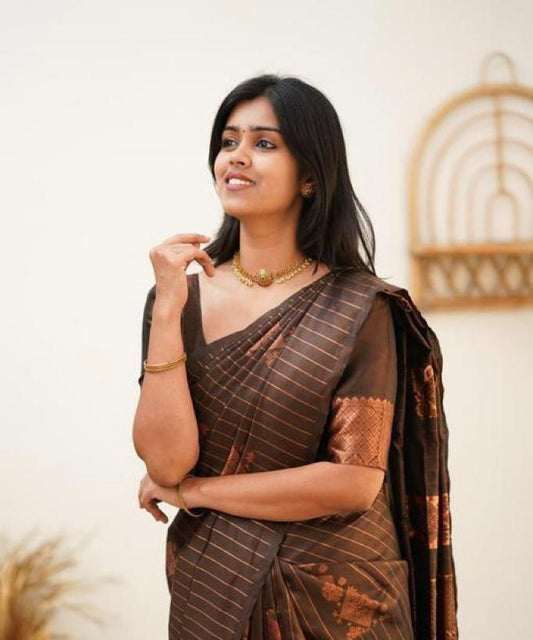 THIS GORGEOUS SILK  SAREE MAKES IT EXTREMELY STUNNING WEAVES