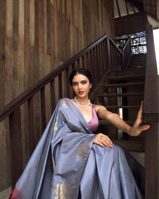 THE BANARASI SAREEIS MADE UP OF SILK THREADS WOVEN USING