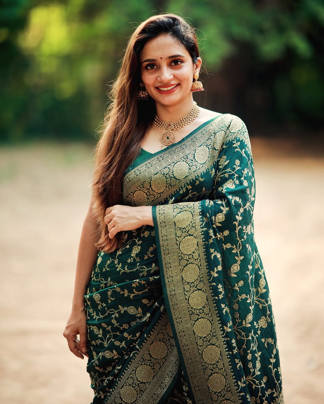 THE BANARASI SAREEIS MADE UP OF SILK THREADS WOVEN USING