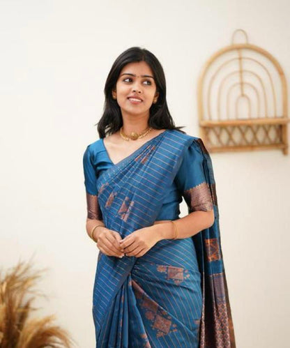 THIS GORGEOUS SILK  SAREE MAKES IT EXTREMELY STUNNING WEAVES
