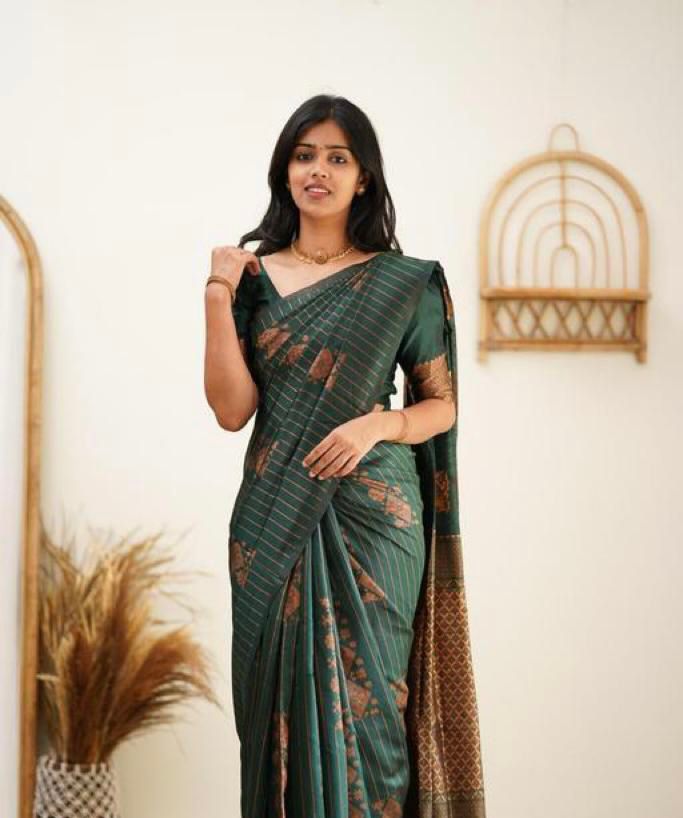 THIS GORGEOUS SILK  SAREE MAKES IT EXTREMELY STUNNING WEAVES