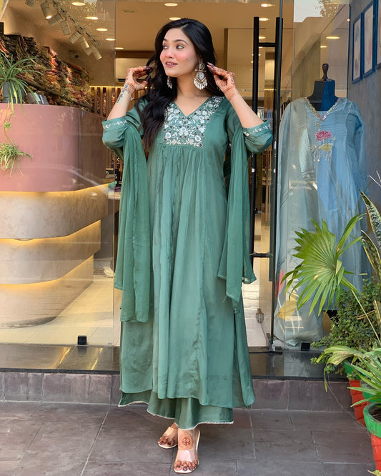 GREEN COLOURED  WOMEN'S VISCOSE CHINNON   KURTA  WITH PANT DUPATTA  SET