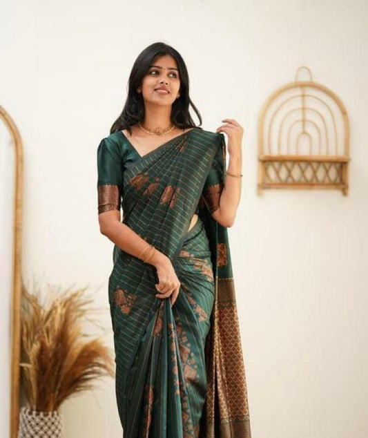THIS GORGEOUS SILK  SAREE MAKES IT EXTREMELY STUNNING WEAVES