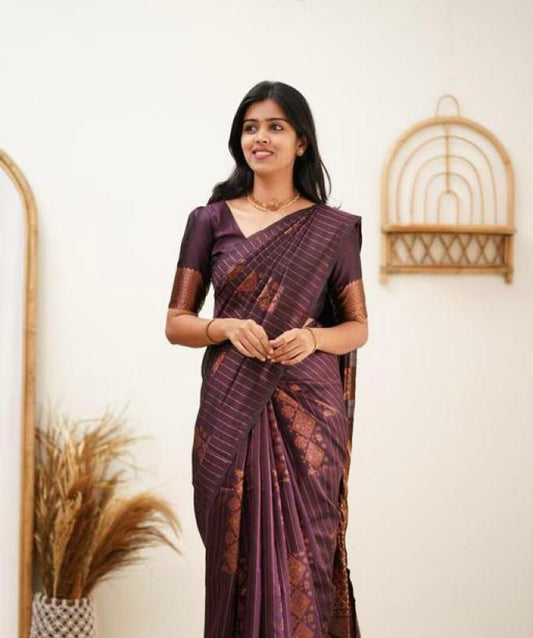 THIS GORGEOUS SILK  SAREE MAKES IT EXTREMELY STUNNING WEAVES