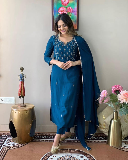 KAYRA BLUE COLOURED WOMEN'S RAYON SLUB KURTA SET