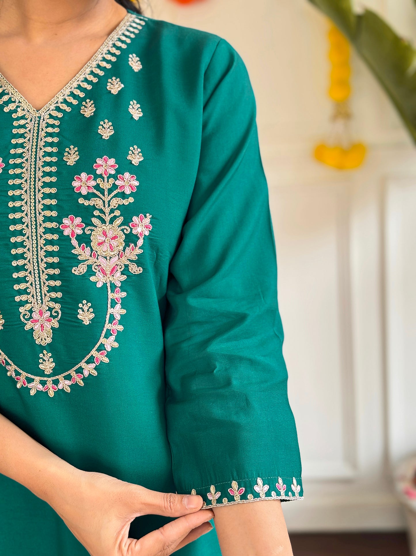 GREEN  COLOURED WOMEN'SVISCOSE CHANDERI KURTA SET