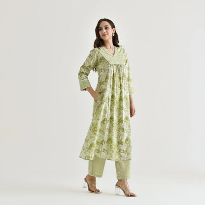 MOTI LEMON GREEN COLOURED  WOMEN'S  RAYON SLUB  LACE WORK   KURTA WITH PANT SET