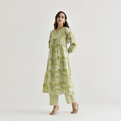 MOTI LEMON GREEN COLOURED  WOMEN'S  RAYON SLUB  LACE WORK   KURTA WITH PANT SET
