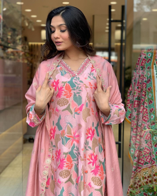 LIGHAT PINK  COLOURED  WOMEN'S COTTON  EMBROIDERED  KURTA WITH PANT DUPATTA SET