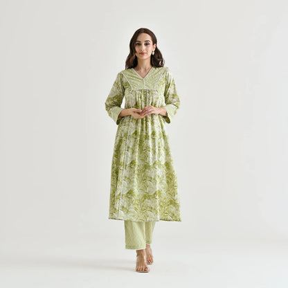 MOTI LEMON GREEN COLOURED  WOMEN'S  RAYON SLUB  LACE WORK   KURTA WITH PANT SET