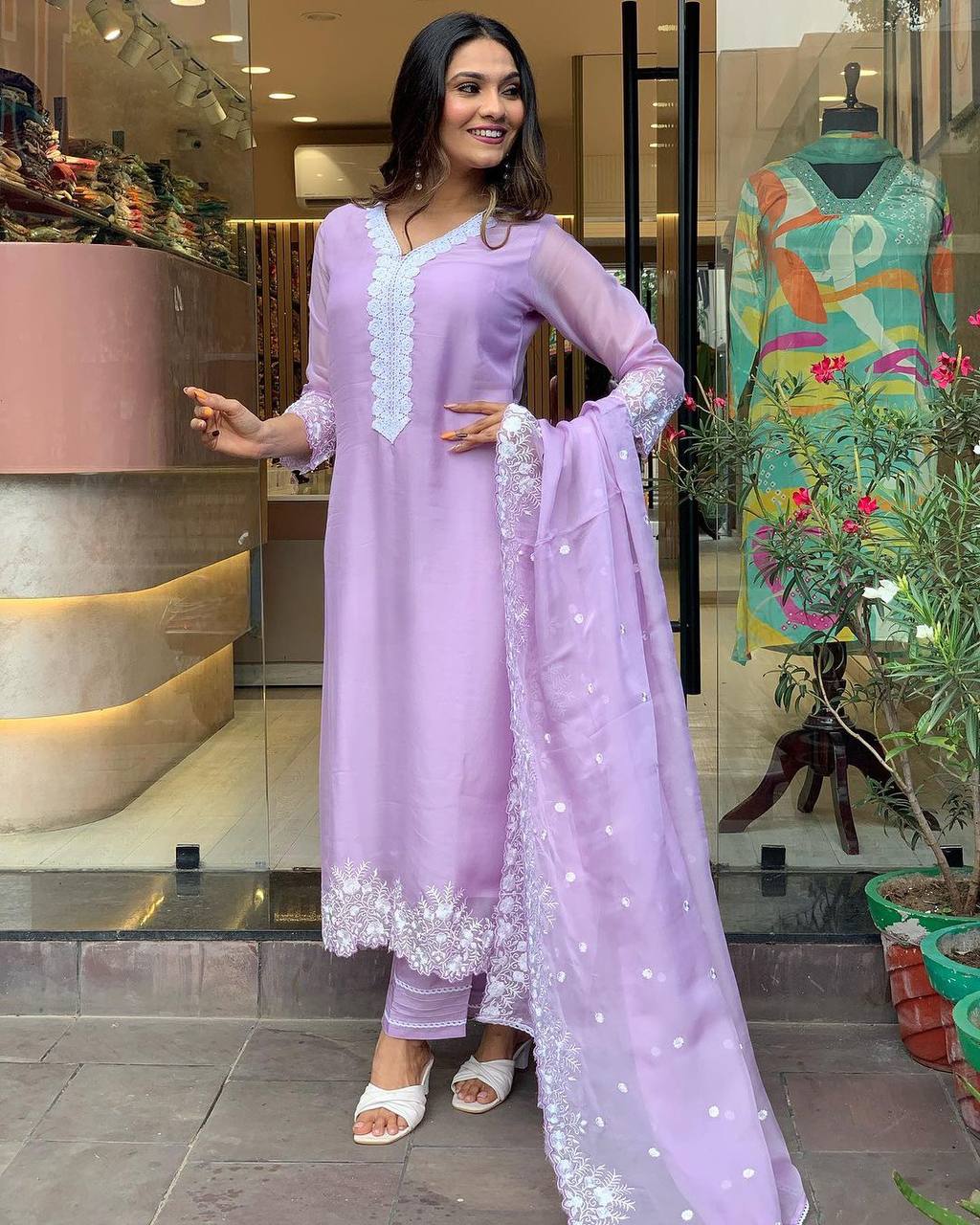 LAVENDAR  COLOURED  WOMEN'S PURE RUSSIAN SILK   EMBROIDERED   KURTA  WITH PANT DUPATTA  SET