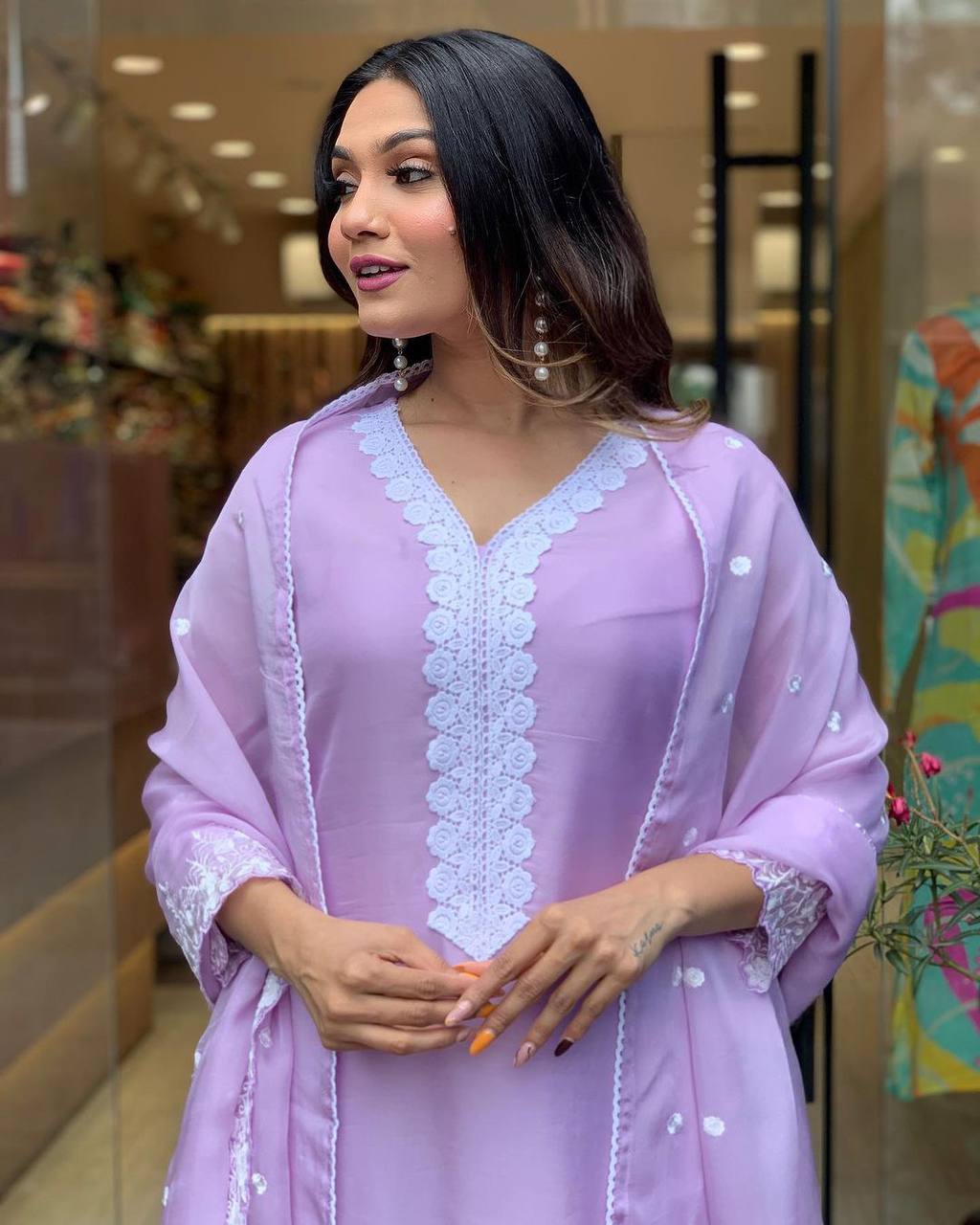 LAVENDAR  COLOURED  WOMEN'S PURE RUSSIAN SILK   EMBROIDERED   KURTA  WITH PANT DUPATTA  SET