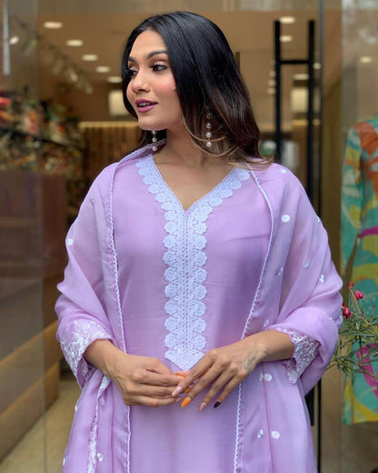 LAVENDAR  COLOURED  WOMEN'S PURE RUSSIAN SILK   EMBROIDERED   KURTA  WITH PANT DUPATTA  SET
