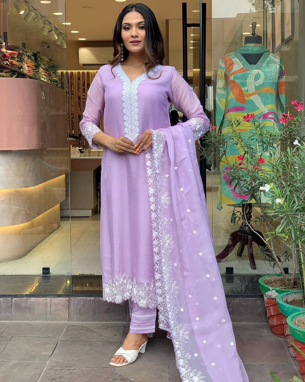 LAVENDAR  COLOURED  WOMEN'S PURE RUSSIAN SILK   EMBROIDERED   KURTA  WITH PANT DUPATTA  SET