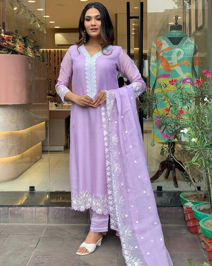 LAVENDAR  COLOURED  WOMEN'S PURE RUSSIAN SILK   EMBROIDERED   KURTA  WITH PANT DUPATTA  SET
