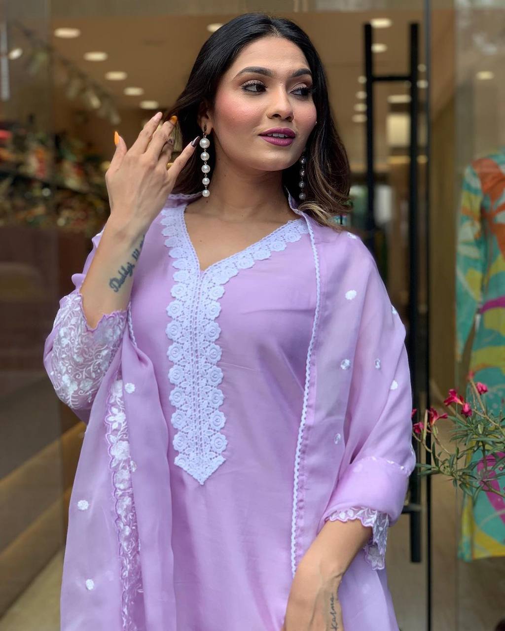 LAVENDAR  COLOURED  WOMEN'S PURE RUSSIAN SILK   EMBROIDERED   KURTA  WITH PANT DUPATTA  SET